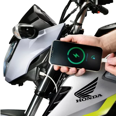 03-celular-carregando-na-entrada-usb-c-da-moto-honda-cg-160-titan