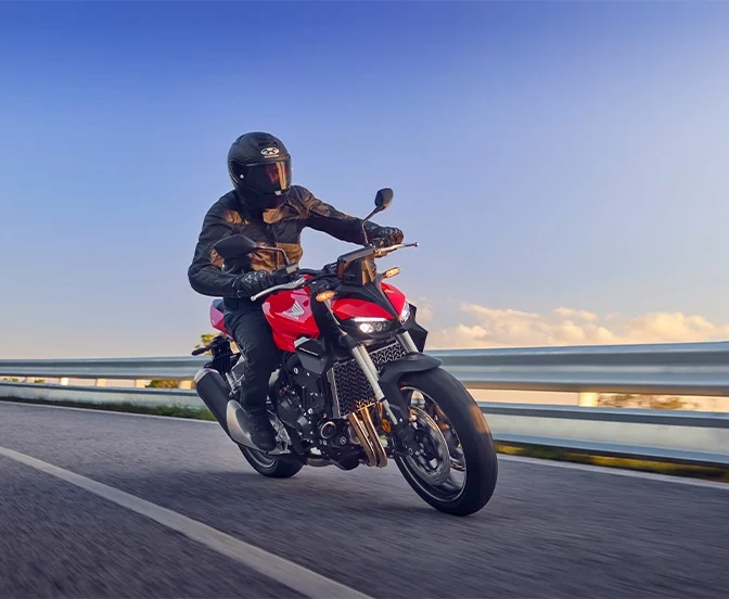 2025-CB1000HORNET_Location_Action_0108_L_Tecnologia-Versao-Standard.webp