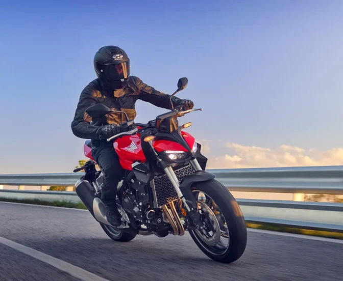 2025-CB1000HORNET_Location_Action_0108_L_Tecnologia-Versao-Standard_0.webp