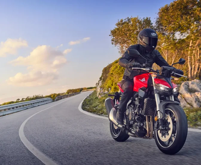 2025-CB1000HORNET_STD_Location_Action_0261_L_Design-Versao-Standard.webp