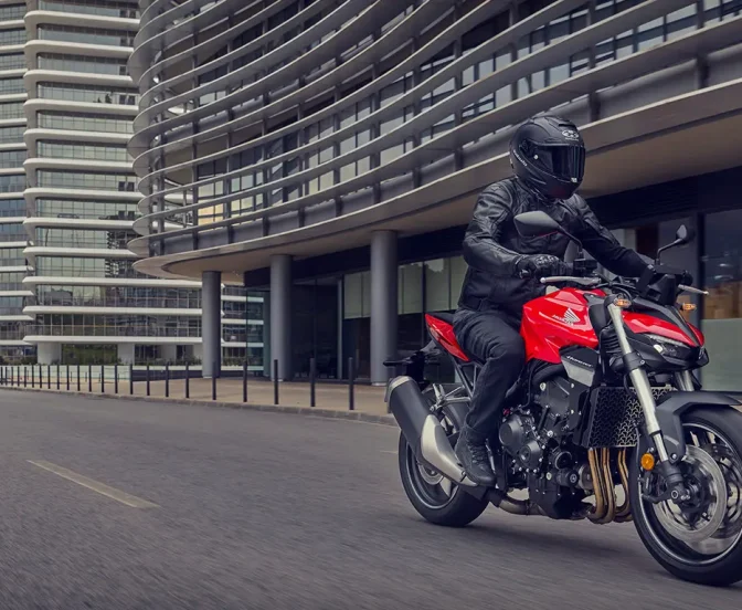 2025-CB1000HORNET_STD_Location_Action_0262_L_Design-Versao-Standard_0-1.webp