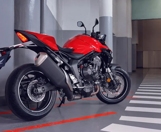 2025-CB1000HORNET_STD_Location_Static_0632_L_Seguranca-Versao-Standard.webp