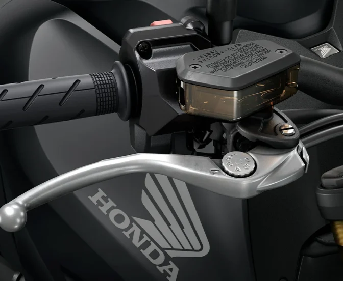 2025-CB1000HORNET_studio_MAT_BALLISTIC_BLACK_METALLIC_SP_Close-Up_FR_Brake_MCRadial_L_Tecnologia-Versao-SP.webp