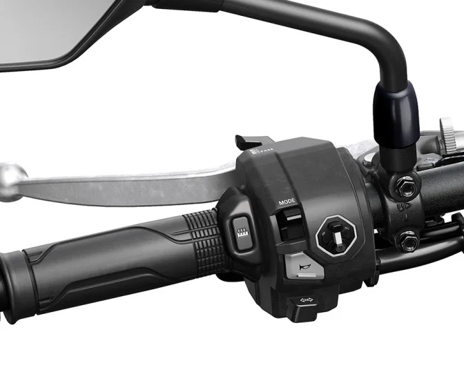 2025-CB1000HORNET_studio_MAT_BALLISTIC_BLACK_METALLIC_SP_Touring_Close-Up_Grip_Heater_L_Seguranca-Versao-SP.webp