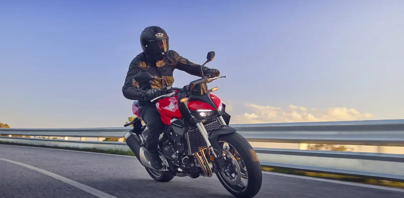 2_GALERIA_2025-CB1000HORNET_Location_Action_0108_L_0