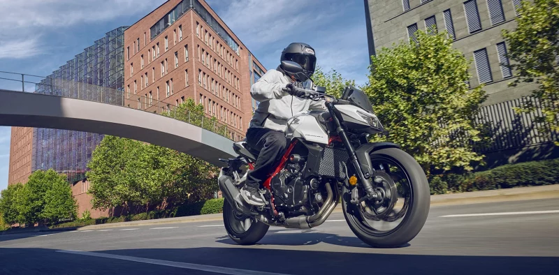 Galeria2025-CB750_Hornet_Pearl_Glare_White_Location_Dynamic_0117_L