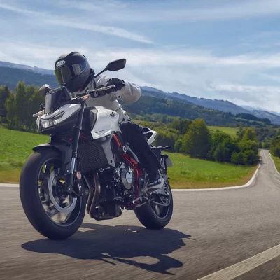 Galeria2025-CB750_Hornet_Pearl_Glare_White_Location_Dynamic_0154_L