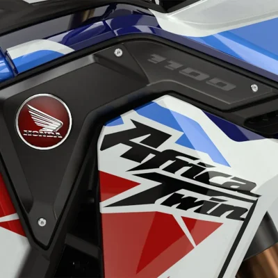 detalhe-lateral-moto-honda-crf-1100l-africa-twin-adventure-sports-2023-branco-perolizado