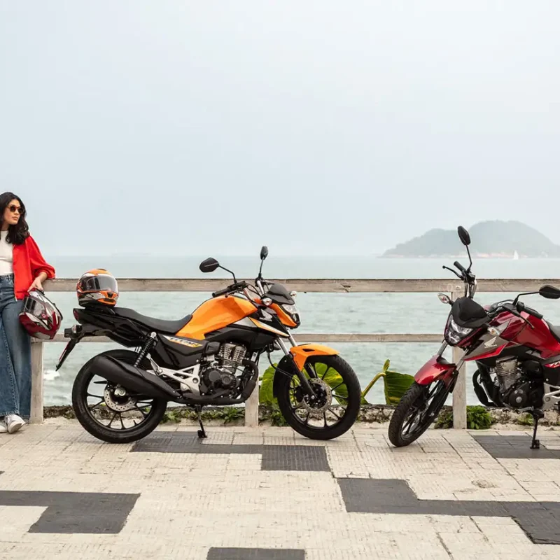 homem-e-mulher-de-oculos-de-sol-observando-a-paisagem