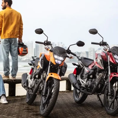 homem-e-mulher-sentados-ao-lado-da-cg-160-titan