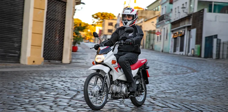homem-na-cidade-pilotando-a-pop-110i-es-(2)