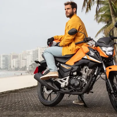 homem-observando-a-paisagem-sentado-na-honda-cg-160-titan-laranja