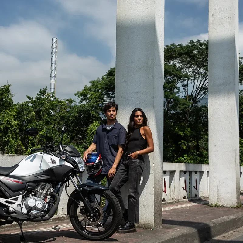 honda-cg-160-cargo-casal-olhando-para-o-horizonte-a-frente-da-moto-cg-cargo