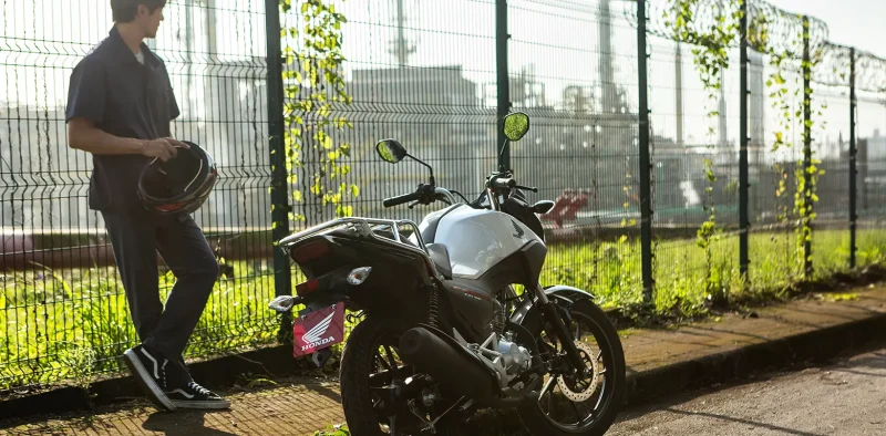 honda-cg-160-cargo-homem-ao-lado-da-cg-cargo