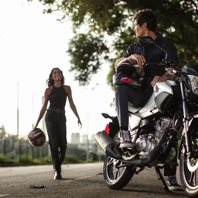 honda-cg-160-cargo-mulher-andando-atrás-de-homem-pilotando-moto-cg-cargo