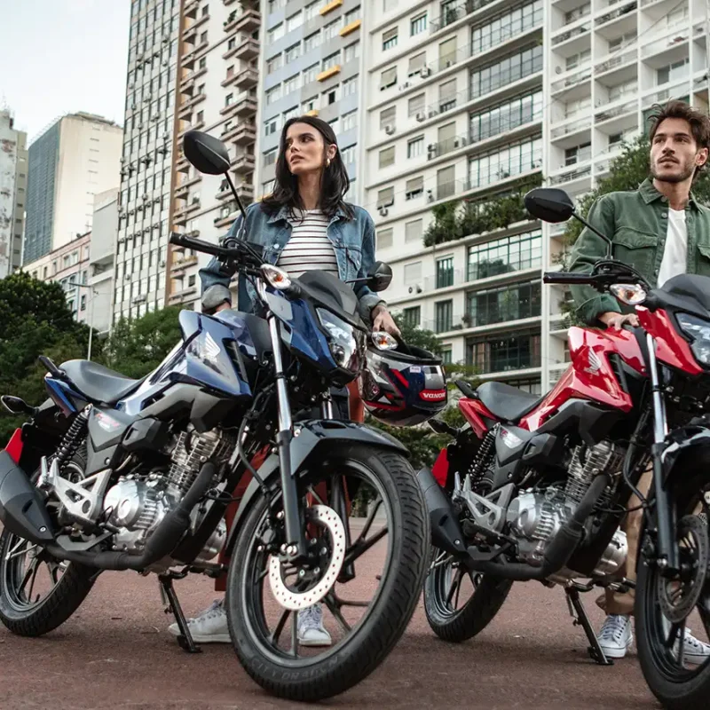 honda-cg-160-fan-casal-posando-para-fotografia-com-duas-motocicletas-cg-fan
