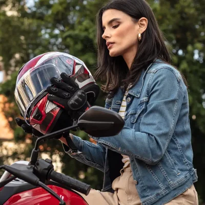 honda-cg-160-fan-mulher-observando-capacete