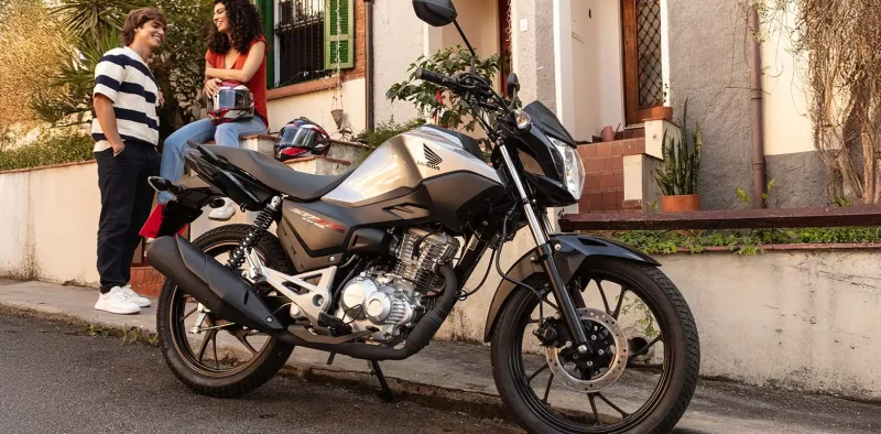 honda-cg-160-start-casal-conversando-com-a-moto-de-frente