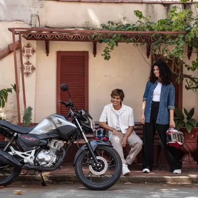 honda-cg-160-start-homem-e-mulher-observando-a-nova-cg-start