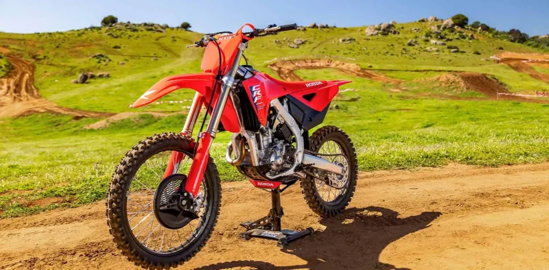 honda-crf-250-lateral-esquerda-ambientada