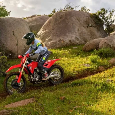 honda-crf-250-pilota-ambientada