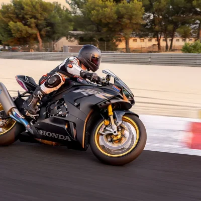 moto-honda-cbr-1000rr-r-fireblade-sp-mat-pearl-morion-black-em-corrida-e-em-curva