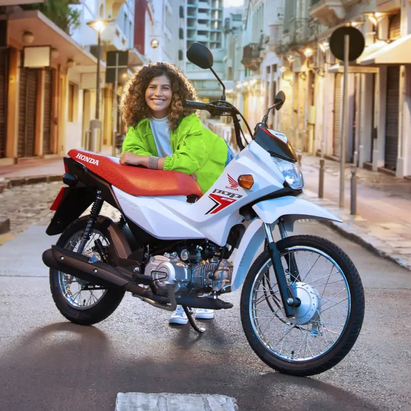 mulher-encostada-na-pop-110i-es