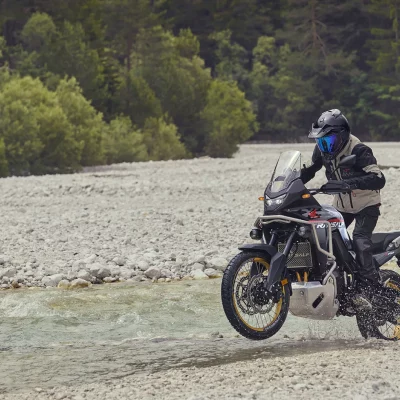 piloto-numa-honda-transalp-em-estrada-de-pedra