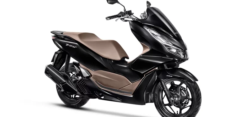 visao-frontal-lateral-direita-da-honda-pcx-preta_1